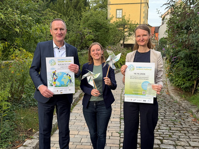 Landrat Michael Ziegler, Regionalmanagerin Sonja Gerstenkorn und Klimaschutzkoordinatorin Nora Gnilke stellen das abwechslungsreiche Programm der Erlebniswochen Zukunftsklima vor und laden zum Besuch der Veranstaltungen ein.